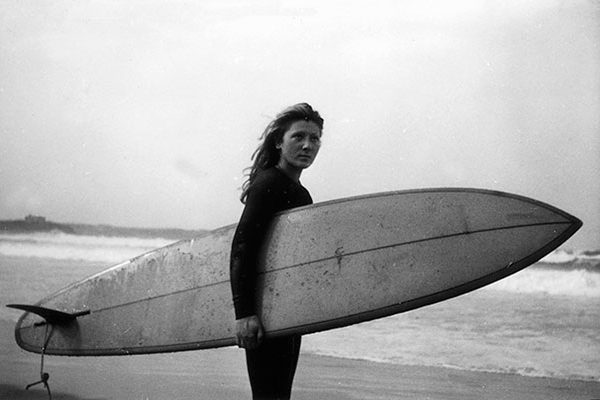 HOMENAJE A LA PRIMERA MUJER SURFISTA